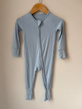 Load image into Gallery viewer, Unbranded Blue Bamboo Footie 12-18M
