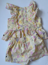 Load image into Gallery viewer, BabyGap Floral Ruffle Set Size 4
