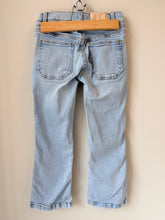 Load image into Gallery viewer, Zara Light Wash Front Pocket Size 6
