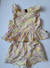 Load image into Gallery viewer, BabyGap Floral Ruffle Set Size 4
