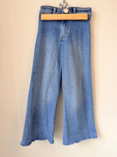 Load image into Gallery viewer, Zara Wide Leg Fray Hem Jeans Size 8
