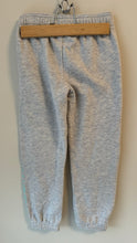 Load image into Gallery viewer, Under Armour Sweat Pants Size 5
