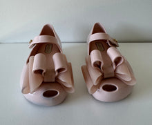 Load image into Gallery viewer, Mini Melissa Sandals Size 7
