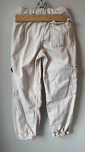 Load image into Gallery viewer, Zara Cargos Size 7
