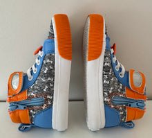 Load image into Gallery viewer, Blippi Hightops Size 9
