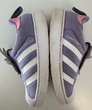 Load image into Gallery viewer, Adidas Daisy Superstars Size 7
