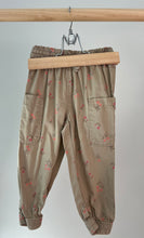 Load image into Gallery viewer, BabyGap Floral Cargo Pant 2Y
