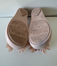 Load image into Gallery viewer, Mini Melissa Sandals Size 7
