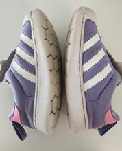 Load image into Gallery viewer, Adidas Daisy Superstars Size 7
