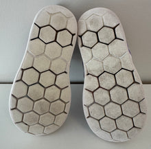 Load image into Gallery viewer, Adidas Daisy Superstars Size 7
