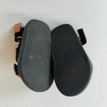 Load image into Gallery viewer, Old Navy Sandals Size 6
