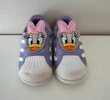 Load image into Gallery viewer, Adidas Daisy Superstars Size 7
