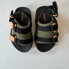 Load image into Gallery viewer, Old Navy Sandals Size 6

