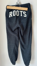 Load image into Gallery viewer, Roots Salt &amp; Pepper Sweats Size 8
