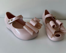 Load image into Gallery viewer, Mini Melissa Sandals Size 7
