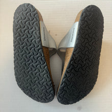 Load image into Gallery viewer, Birkenstock Sandals Size 3 Junior

