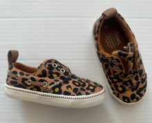 Load image into Gallery viewer, Leopard Toms Size 6C
