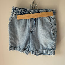 Load image into Gallery viewer, Gap Denim Shorts Size 6-7
