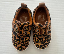 Load image into Gallery viewer, Leopard Toms Size 6C
