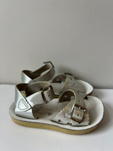 Load image into Gallery viewer, Saltwater Silver Sweetheart Sandals Size 6
