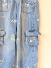 Load image into Gallery viewer, Abercrombie Kids Embroidered Floral Cargo Jeans Size 7/8 Long
