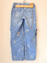 Load image into Gallery viewer, Abercrombie Kids Embroidered Floral Cargo Jeans Size 7/8 Long
