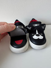 Load image into Gallery viewer, Converse Bull Dog Shoes Size 4C
