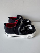 Load image into Gallery viewer, Converse Bull Dog Shoes Size 4C
