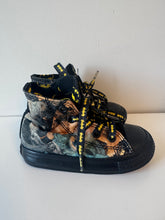 Load image into Gallery viewer, Batman Hightop Converse Size 7C
