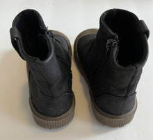 Load image into Gallery viewer, Zara Boots Size 9
