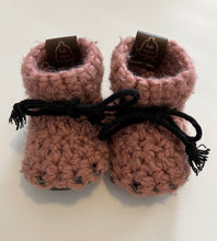 Load image into Gallery viewer, Knits &amp; Noggins Booties 0-6M
