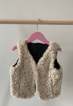 Load image into Gallery viewer, Uniqlo Faux Fur Vest 3-4 Years
