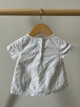 Load image into Gallery viewer, babyGap Eyelet Tee 12-18M
