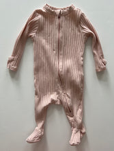 Load image into Gallery viewer, Old Navy Ribbed Footie 0-3M
