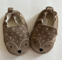 Load image into Gallery viewer, H&amp;M Hedgehog Shoes 2.5-3.5INF
