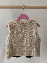 Load image into Gallery viewer, Uniqlo Faux Fur Vest 3-4 Years
